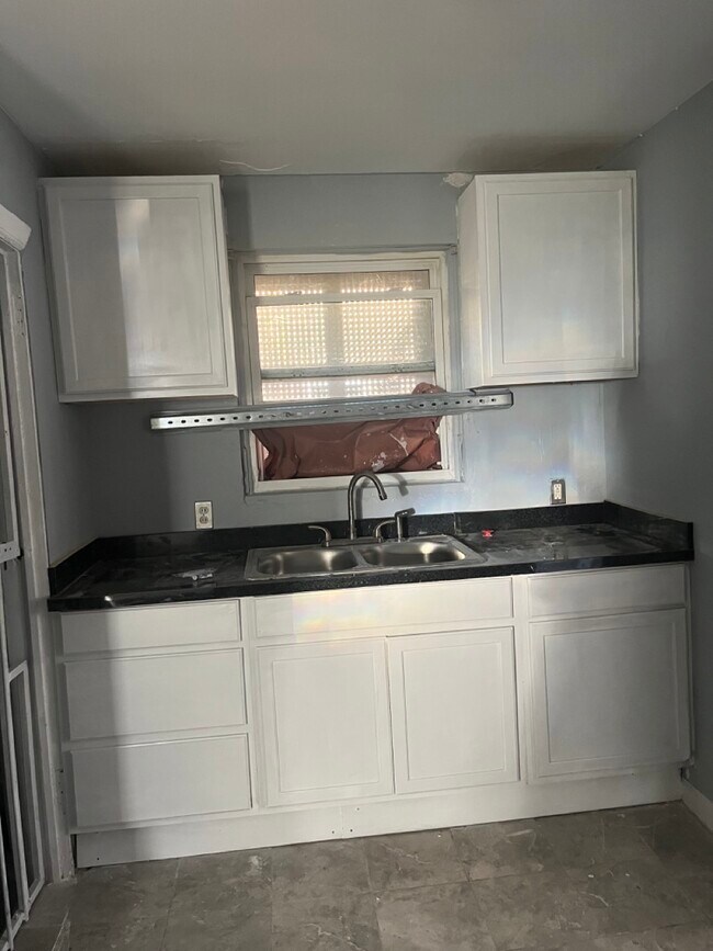 Building Photo - 10141 Roxbury St