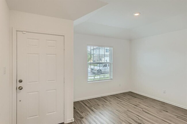 Building Photo - 1105 S Mays St