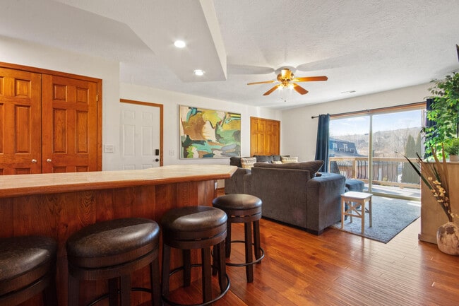 Foto del edificio - 204 Elmhurst Ct