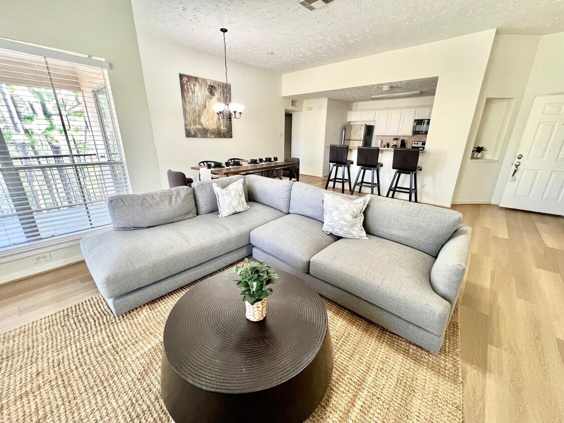 Foto principal - 8051 Bay Branch Dr