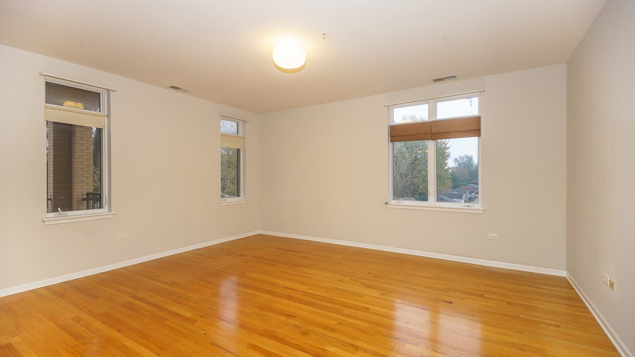 Primary Photo - 106 S Ridgeland Ave
