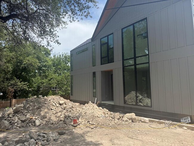Foto del edificio - 1603 Chelsea Ln