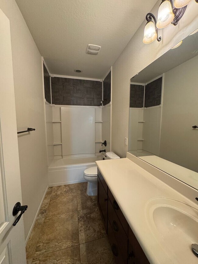 Foto del edificio - 3 BEDROOM + DEN IN PEORIA