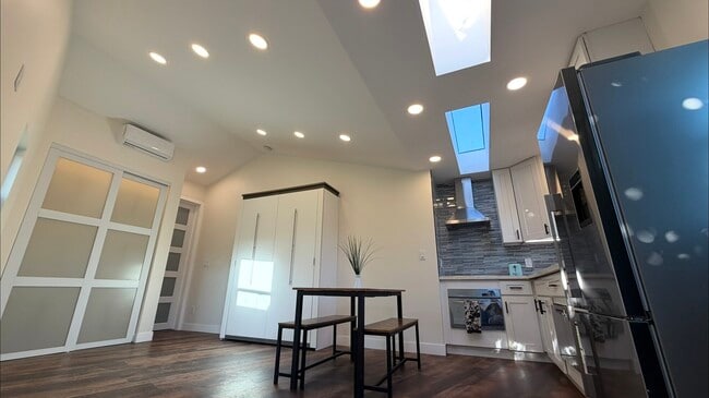 Building Photo - 5255 Kenilworth Dr
