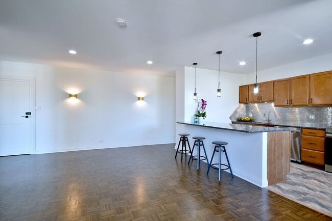 Building Photo - 1301 W Touhy Ave