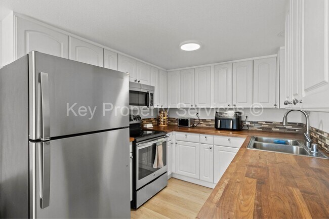 Foto del edificio - Updated Lakeshore Area Condo