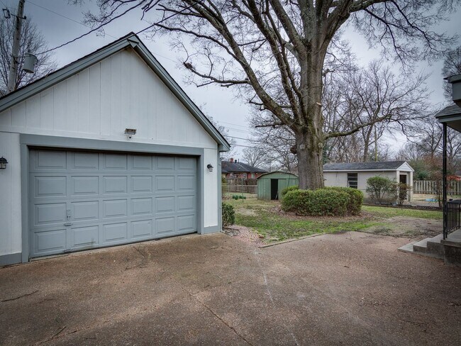 Building Photo - FULLY RENOVATED - 3BR/2BA in Colonial Acre...