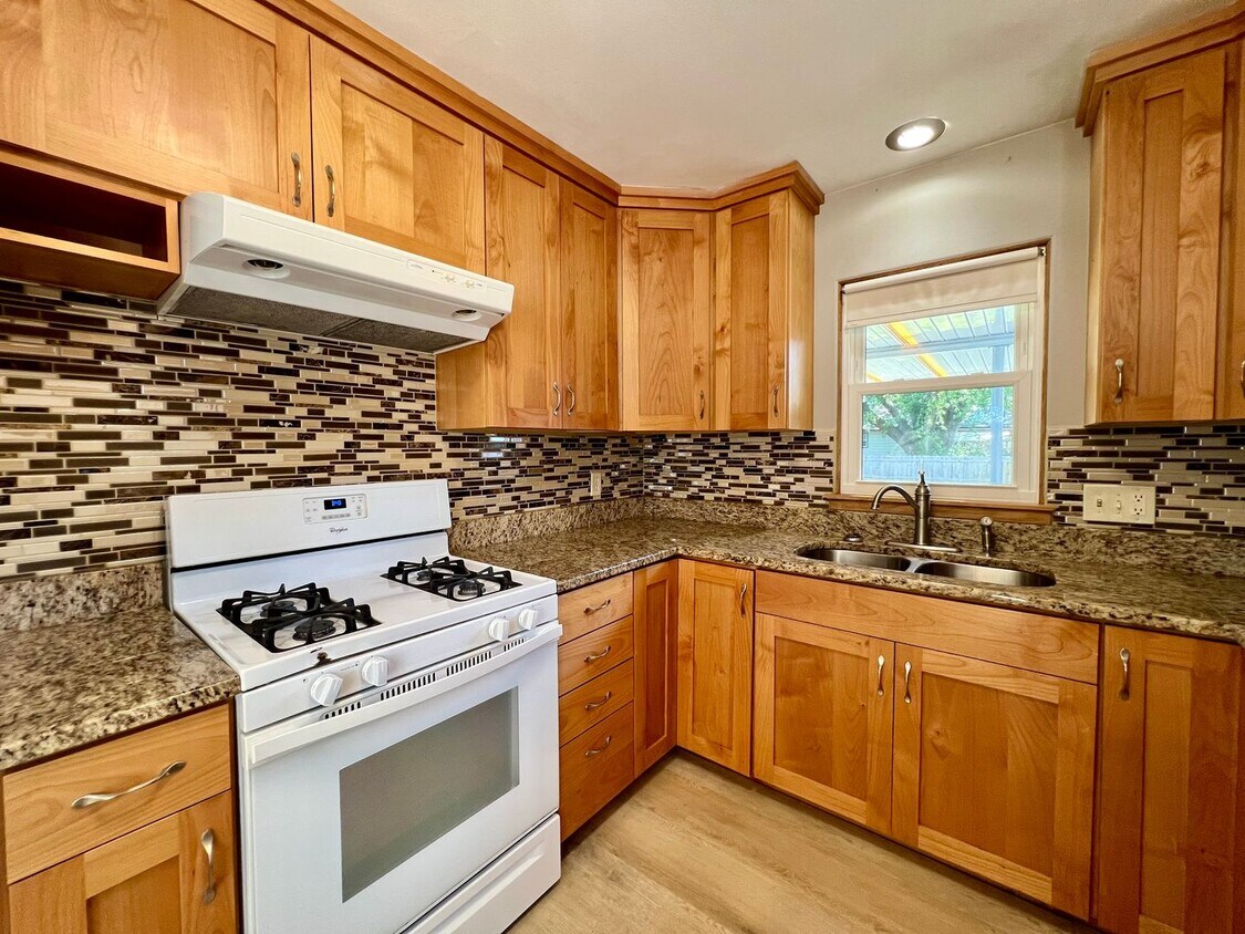 Foto principal - Beautiful 4-Bed, 2-Bath Single-Family Home!