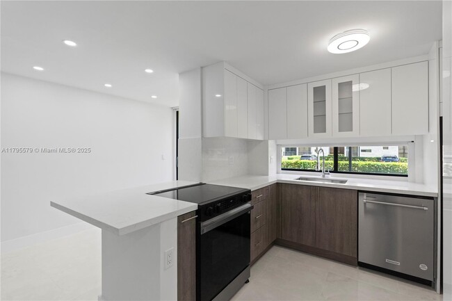 Foto del edificio - 17011 N Bay Rd