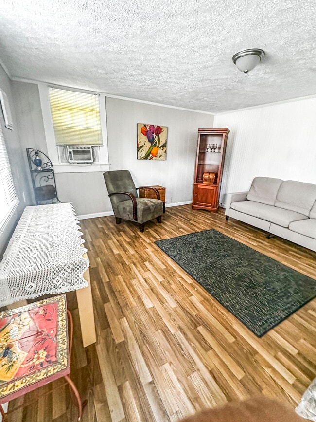 Foto del edificio - 210 Thurston Ave