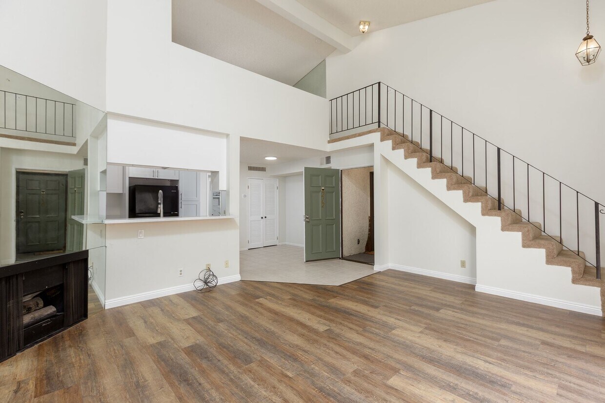 Primary Photo - Spacious 2-Bedroom, 2.5-Bath Condo in Cano...
