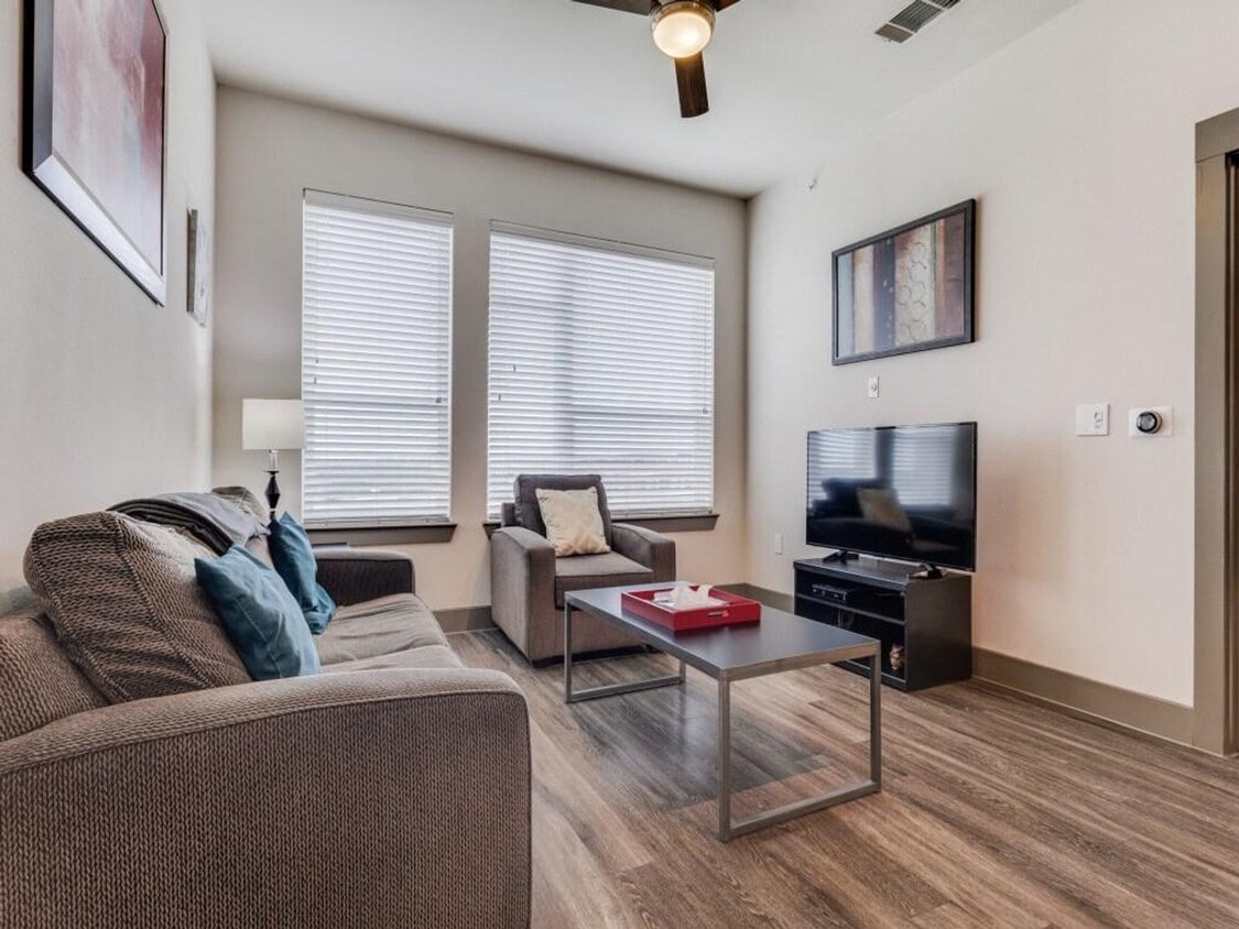 Foto principal - 110 W CityLine Dr