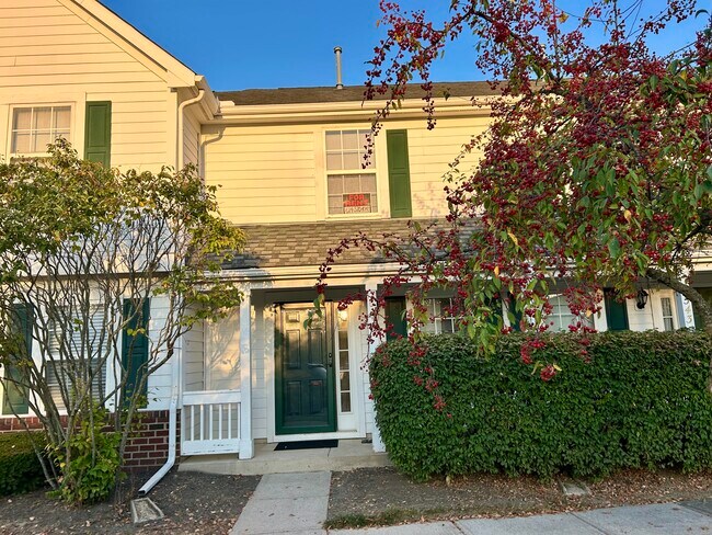 Front Middle Unit - 6339 Riverview Loop