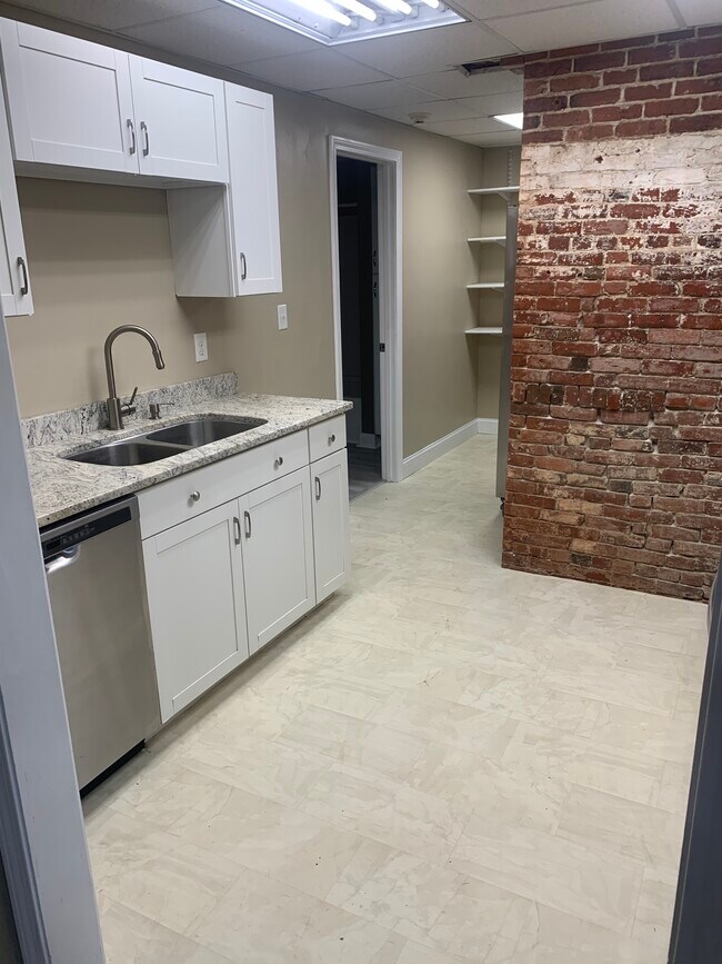 Cocina con electrodomésticos de acero inoxidable. - 209 Andover St