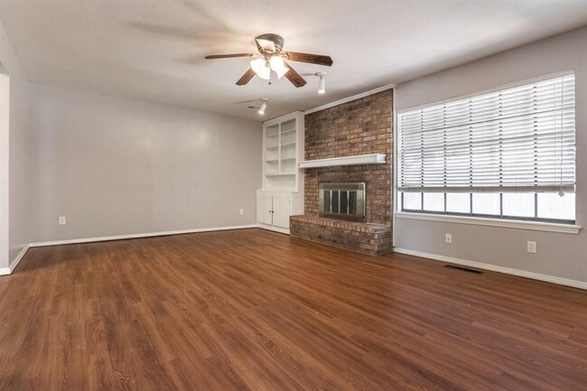 Foto del edificio - 2408 Butternut Pl