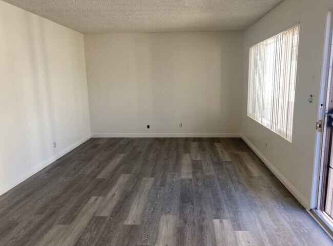 Living Room - 9210 Somerset Blvd