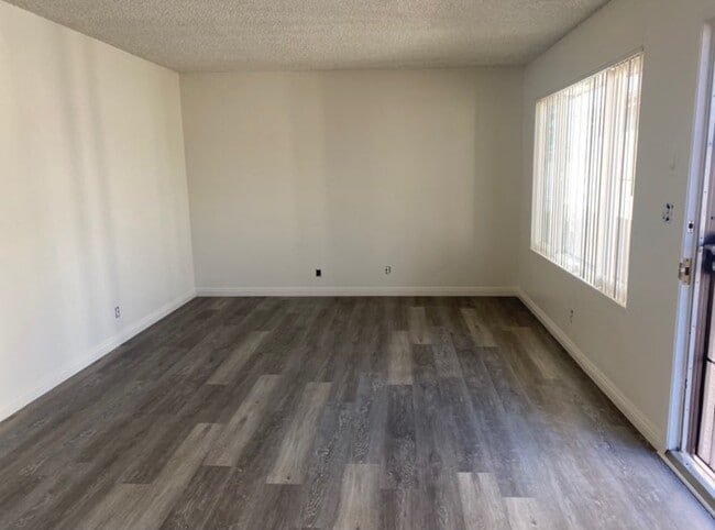 Living Room - 9210 Somerset Blvd