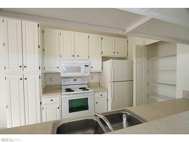 Building Photo - 5032 Kemps Lake Dr
