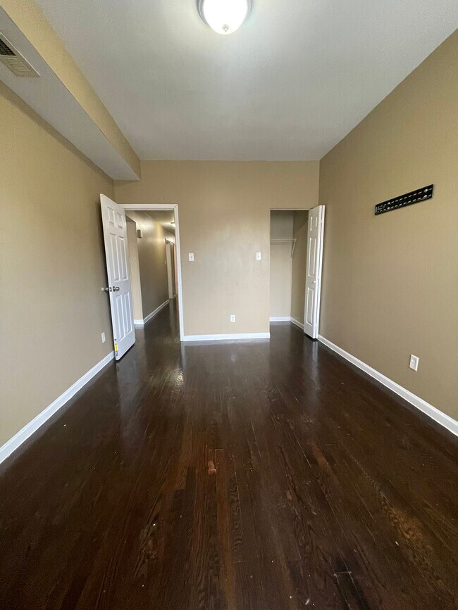 Foto del edificio - 1853 S Springfield Ave