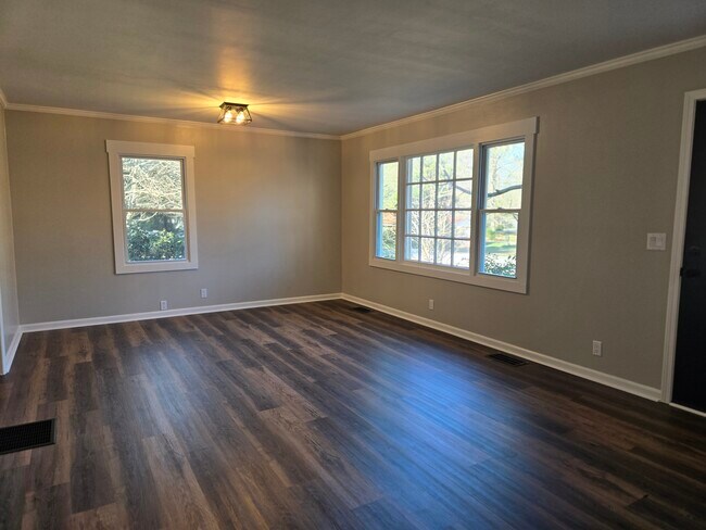 Building Photo - 24 Pine Cir