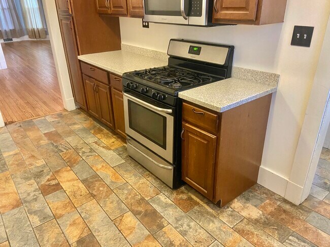Kitchen - 121 Abney Ave SE