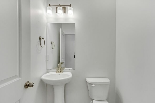 Building Photo - 825 W 700 S