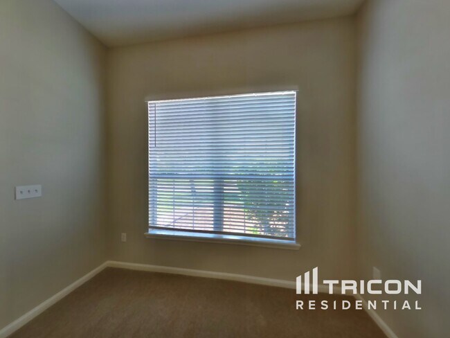 Foto del edificio - 1675 Hollow Glen Dr