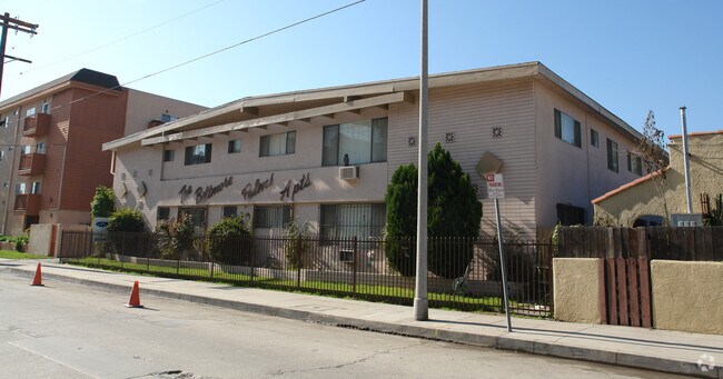 Building Photo - 5017 Bakman Ave