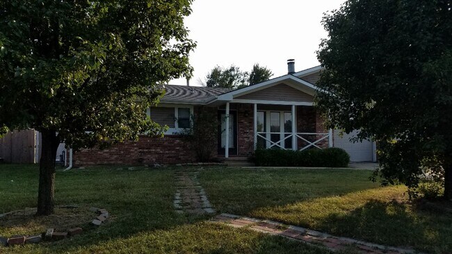 Foto del edificio - 2460 N. Charlotte