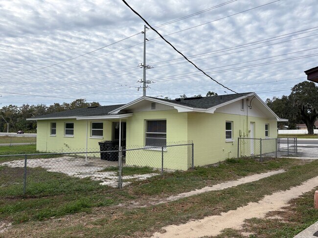 Foto del edificio - For Rent: 4-Bedroom Home in Lakeland