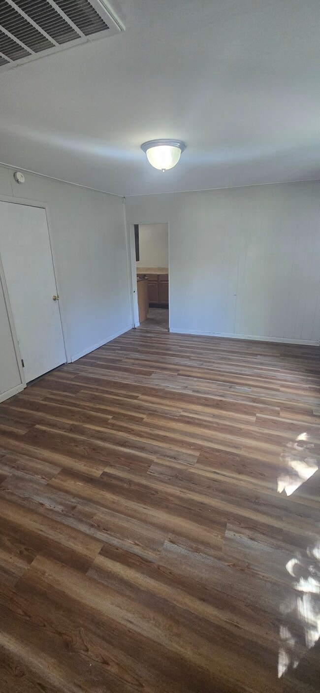 Foto del edificio - 518 N B St