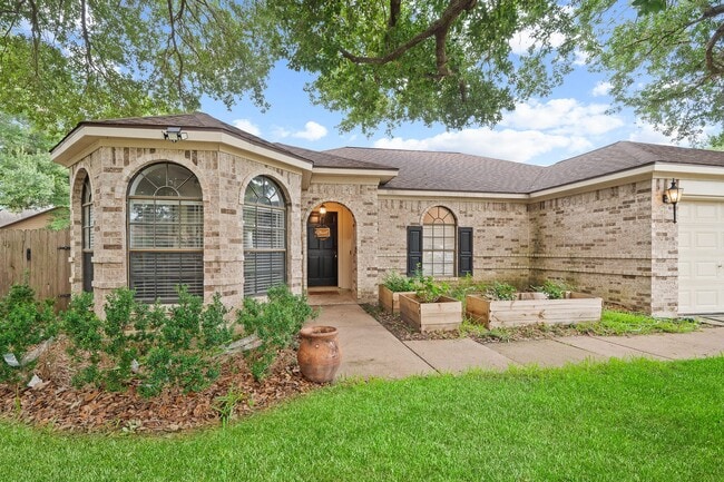 Building Photo - 3326 Lakeland Gardens Dr