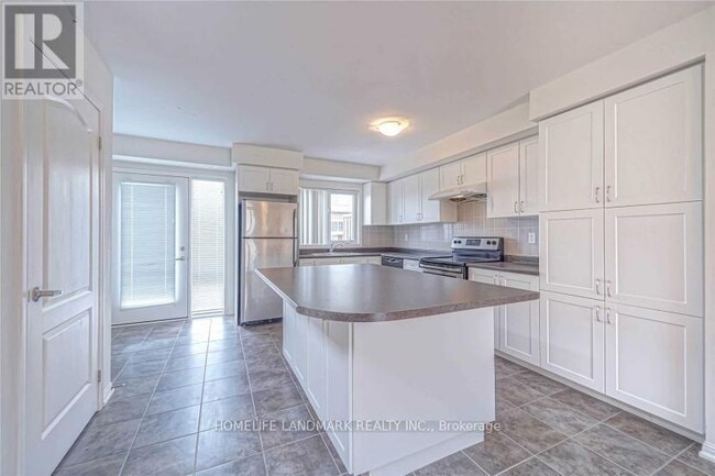 Building Photo - 3185 Boxford Cres