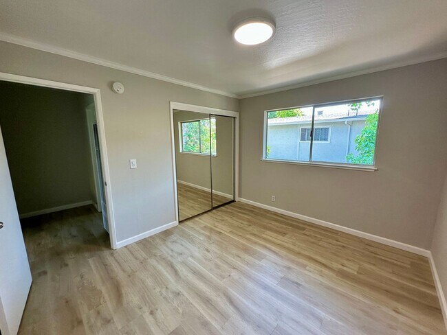 Foto del edificio - Convenient and Updated Townhouse