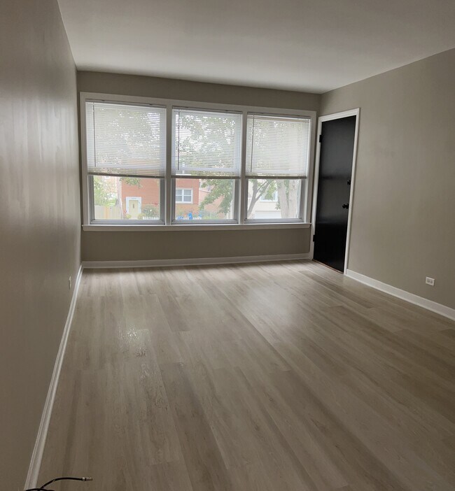 sala del frente - 4835 Hull St