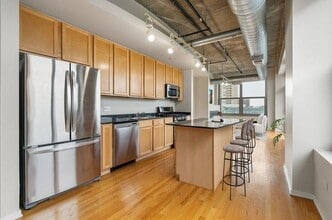 Building Photo - 933 W Van Buren St