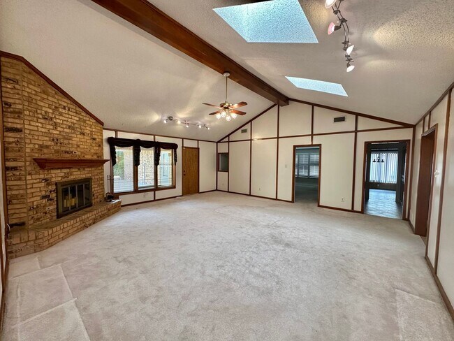 Building Photo - Nearly 3,000 sq. ft. in LakeRidge Estates!...