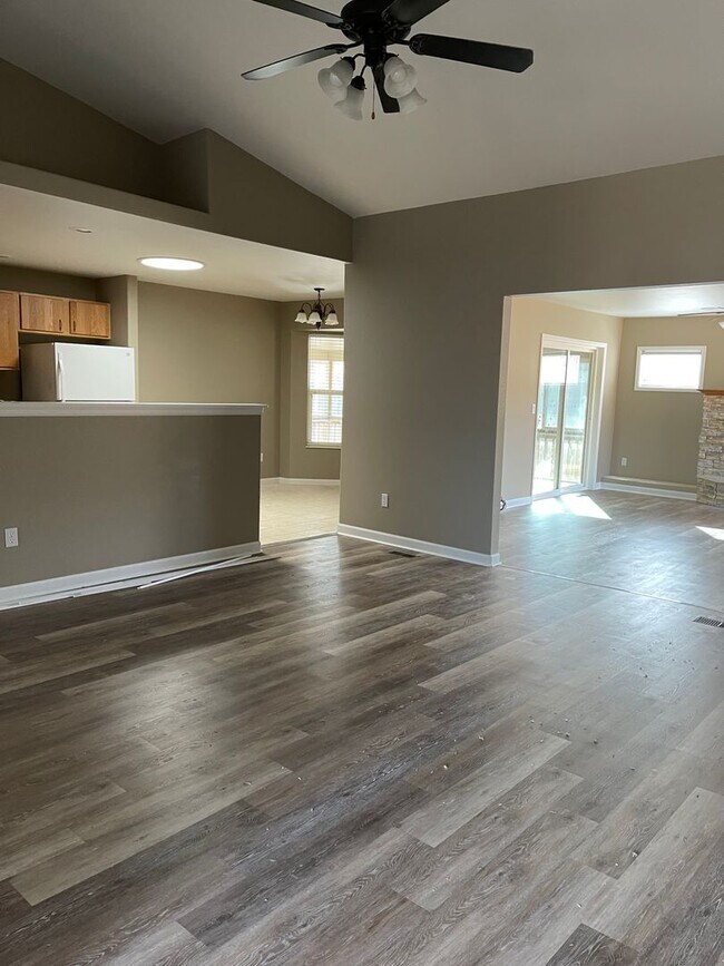 Building Photo - 3 Bedroom 2 bathroom