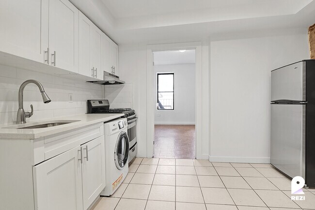Building Photo - 324 W 49th St