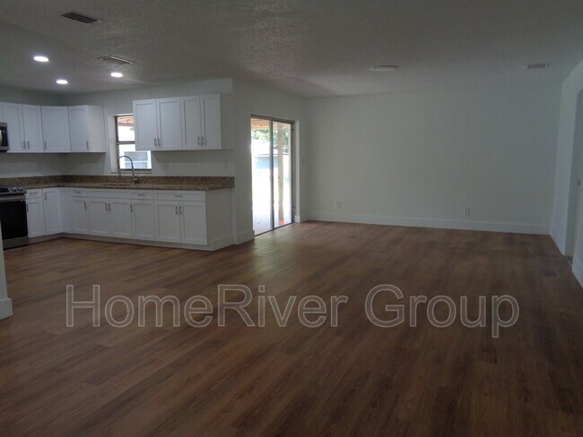 Foto del edificio - 665 NE 39th St