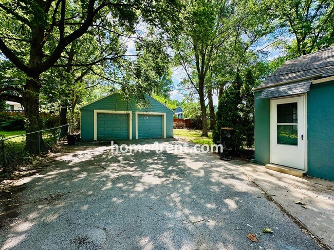 Foto del edificio - Adorable Ranch in Roeland Park w/ Wood Flo...