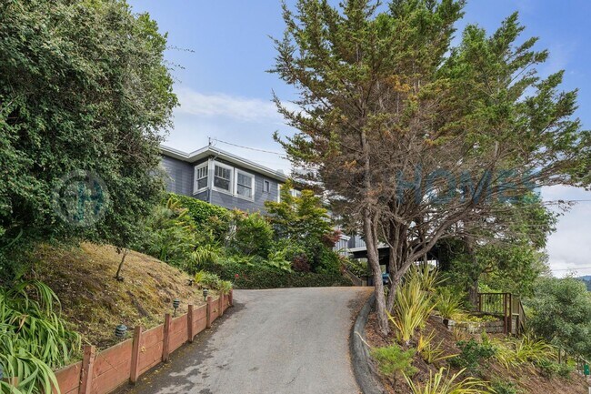 Foto del edificio - Furnished Mill Valley Home with Mt. Tam Views | Available Through December  - FOUNDATION