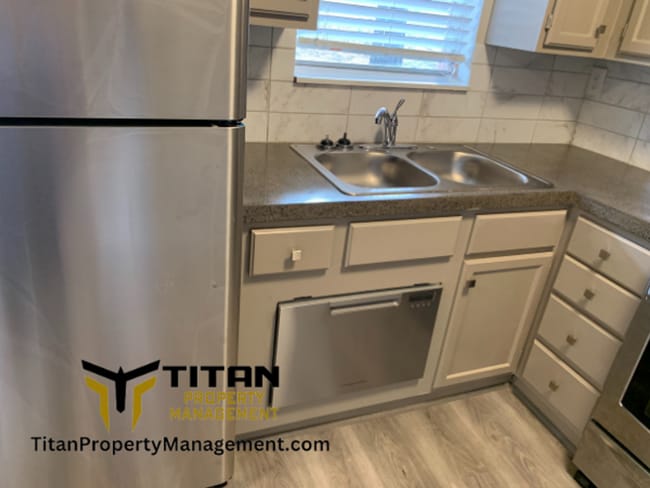 Building Photo - Cute Updated Townhouse!