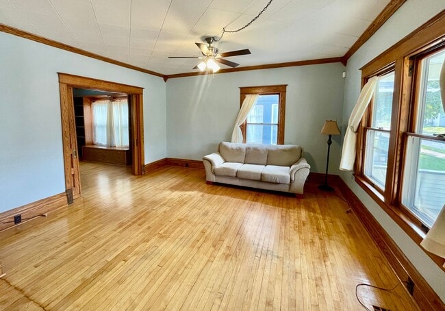 Building Photo - Charming 4 Bedroom Home