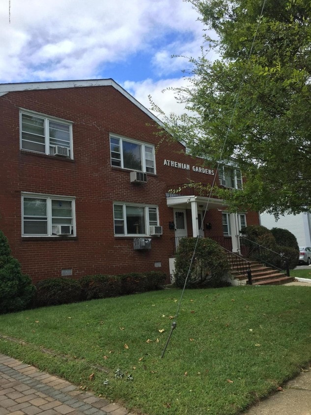 Primary Photo - 215 10th Ave