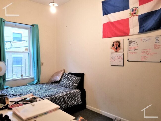 Foto del edificio - 3BR 1Bth unit. Heat/Hot Water included. Great location!