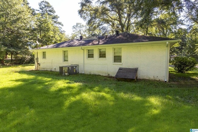Building Photo - 2050 Pinehurst Dr