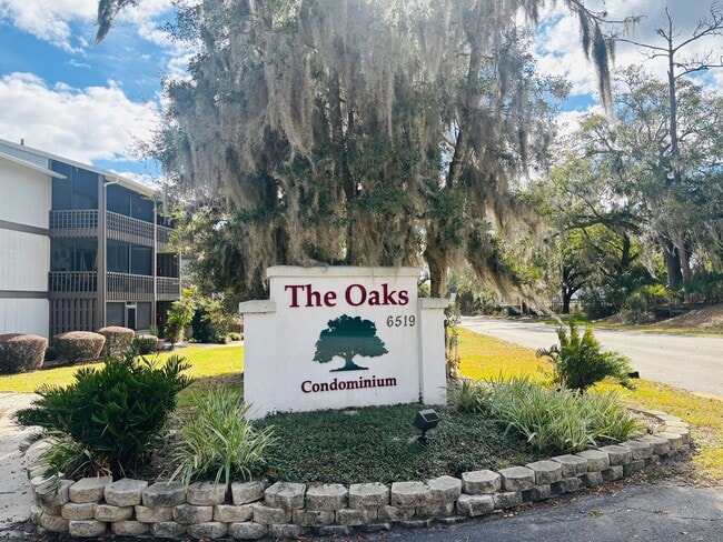 Building Photo - 2/1 Clean apartment