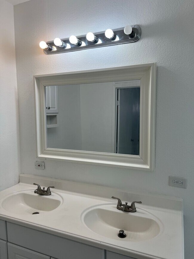 Foto del edificio - Cozy 3-Bedroom Duplex Across from the Park!