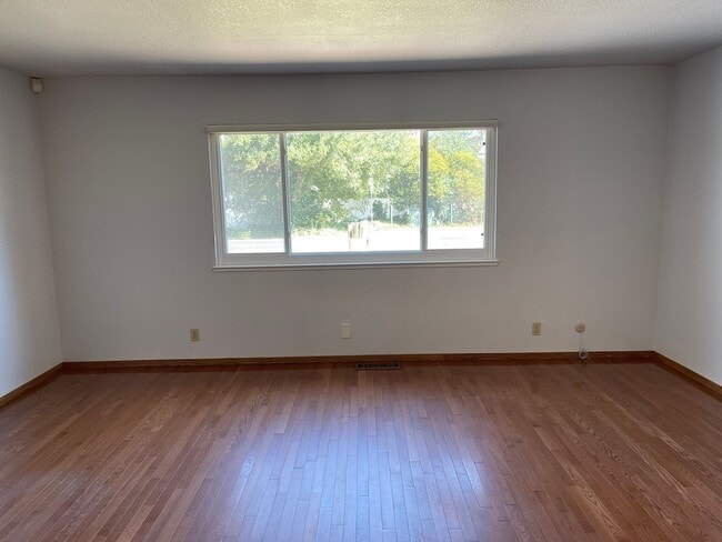 Building Photo - Beautiful 3 Bedroom 2 Bathroom 1835 sq ft ...
